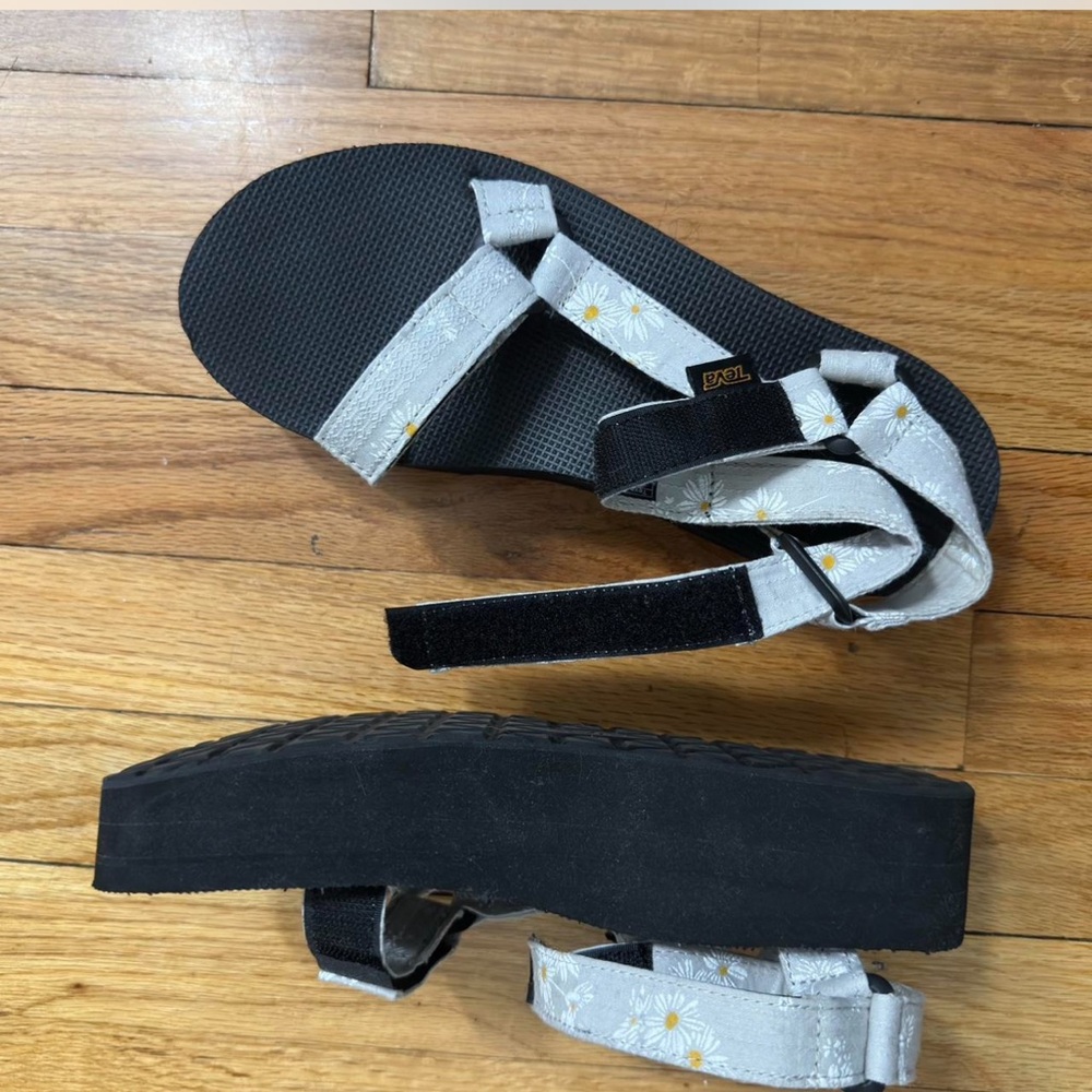 TEVA Daisy Print Platform Sandals on gray size 8